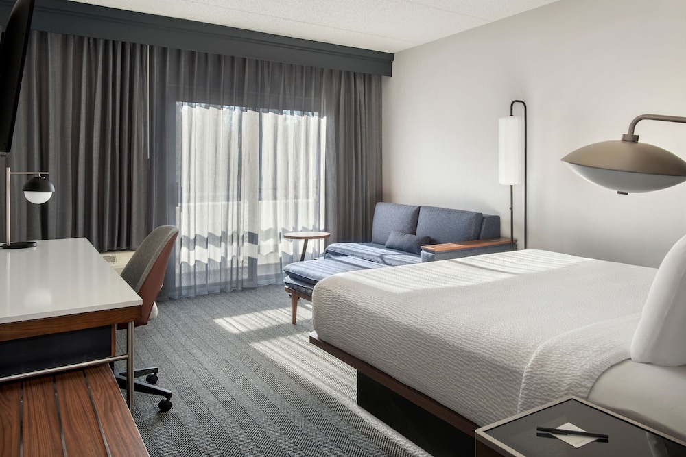 Room, 1 King Bed with Sofa bed (Hearing Accessible) - Photo 3