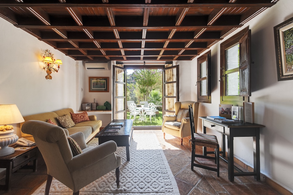 Family Suite (Deluxe 2 Rooms)
