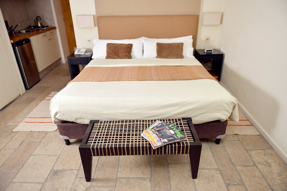 Standard Suite, 1 King Bed, Garden View (Studio King - Jacuzzi and Fireplace) photo 3