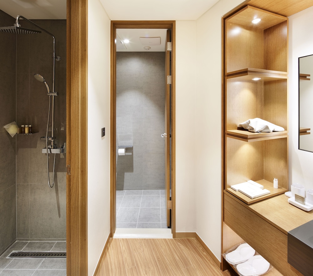 Deluxe Twin Room (Breakfast Charge On Site Over 2 Ppl) photo 3