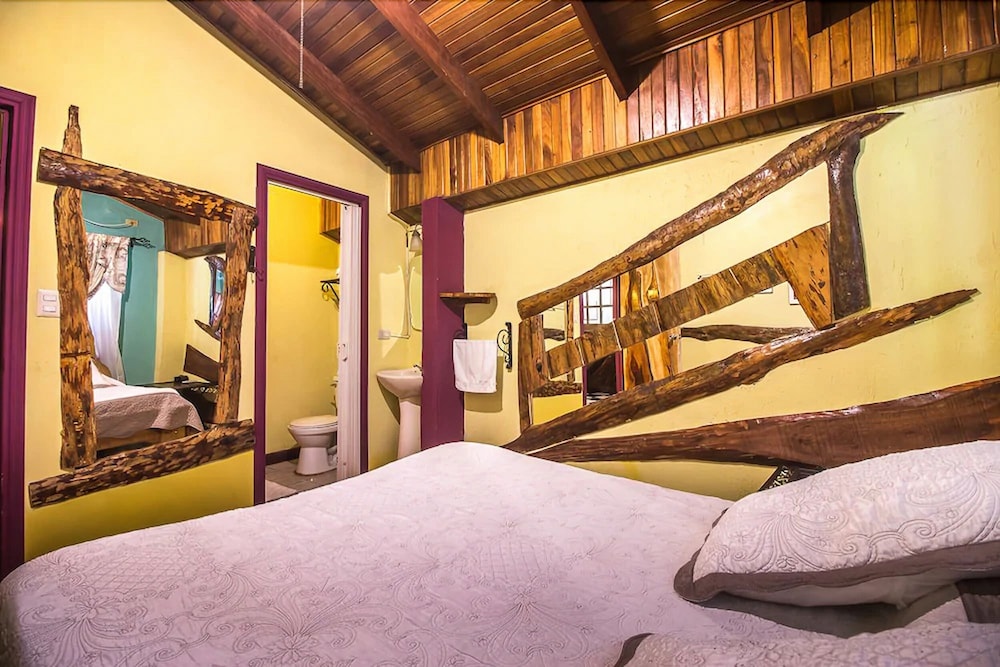 Standard Room, 1 Queen Bed photo 2