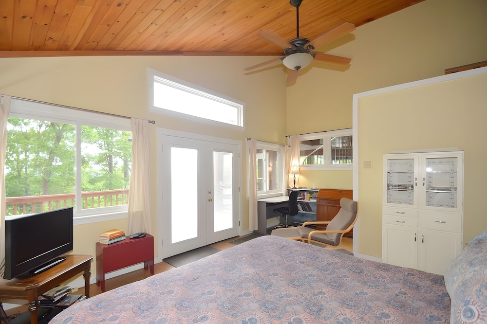House, Multiple Beds (Above Sleepy Hollow - A Hidden Getawa) photo 3