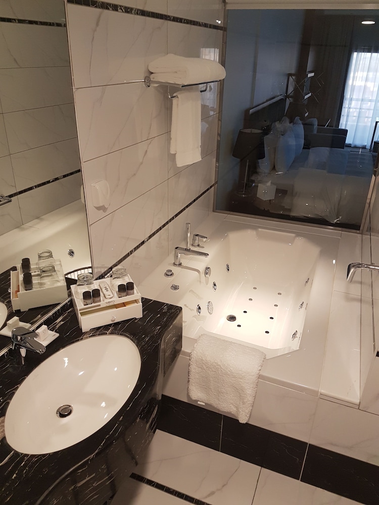 Superior Room, Jetted Tub photo 3