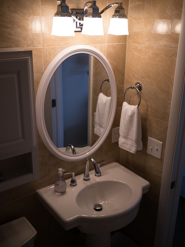 Private Studio Apartment, Full Kitchen, Ground Floor, Unit 3, Arctic Fox Vacation Rentals photo 2