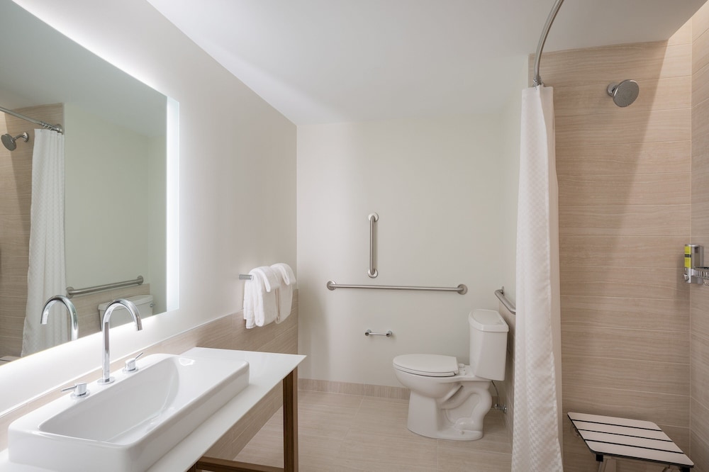 Suite, 1 Bedroom (Mobility/Hearing Access, Roll-In Shwr) - Photo 4