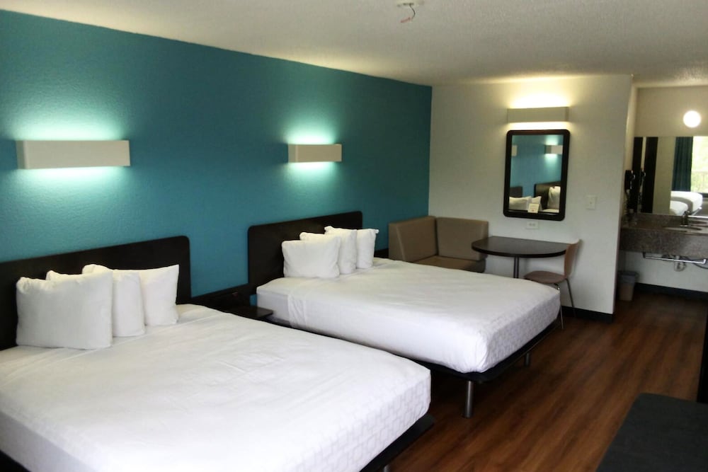 Room, 2 Queen Beds, Non Smoking photo 3