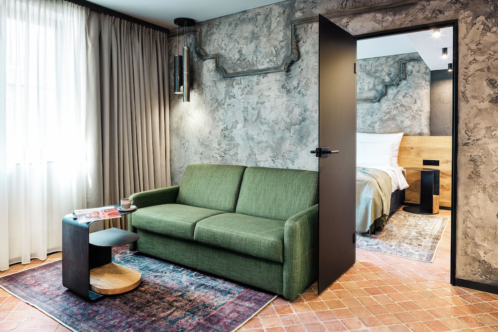 Suite - Photo 1