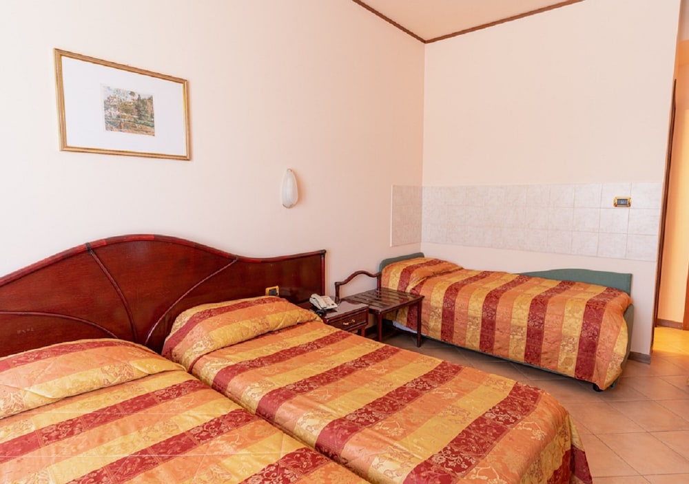 Triple Room, Multiple Beds