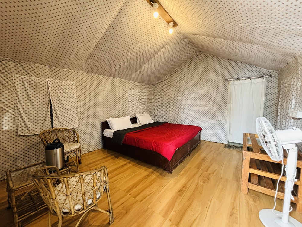 Deluxe Tent photo 1