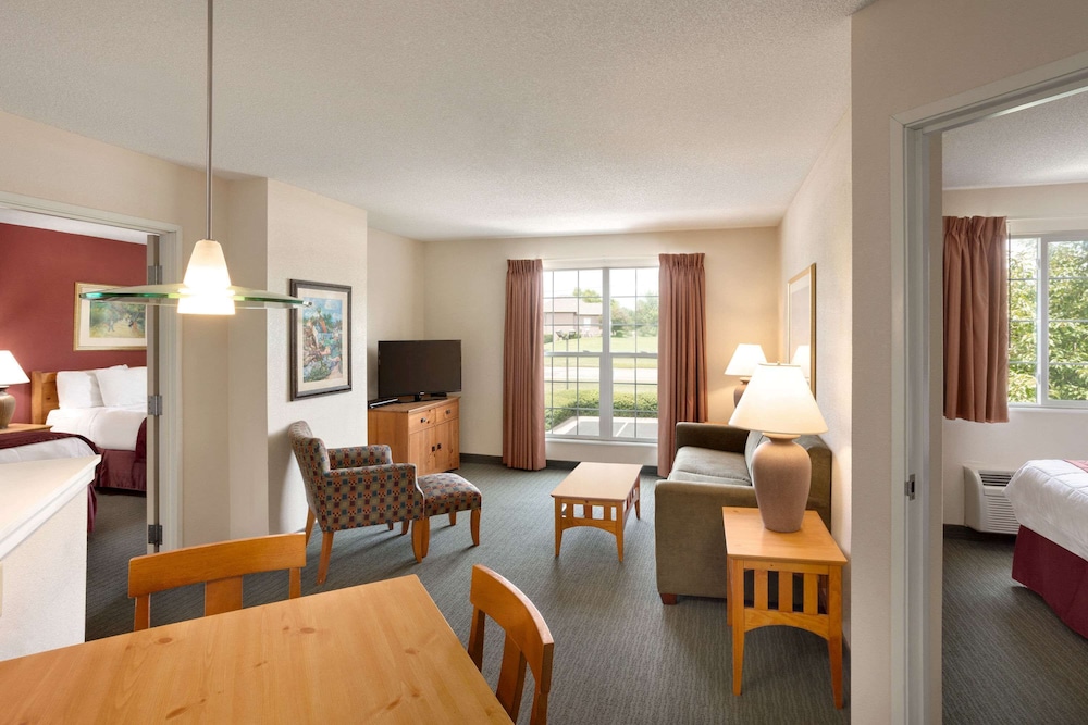 Suite, 1 Twin Bed, Accessible, Non Smoking (1 King & 2 Queen Beds) - Photo 1
