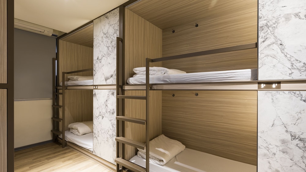Deluxe Shared Dormitory, Ensuite photo 2