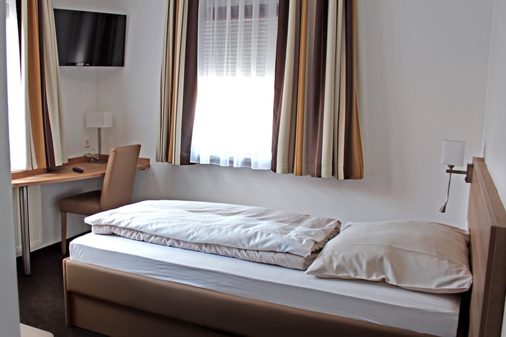 Basic Double or Twin Room - Photo 3
