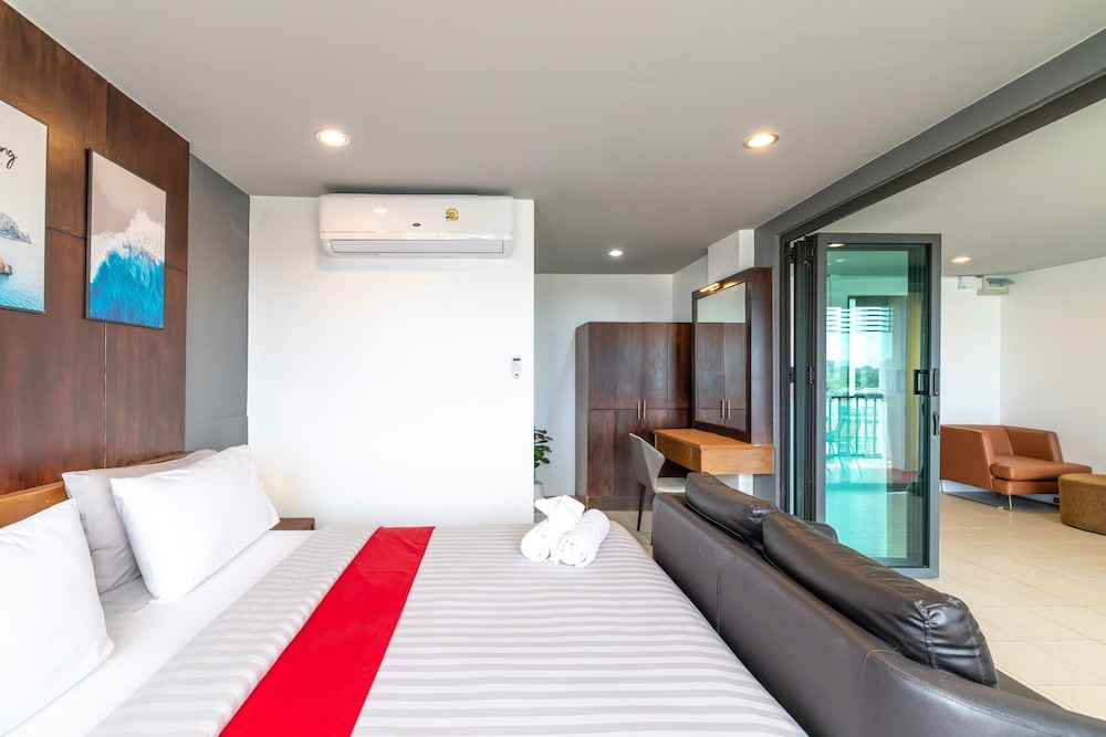 Deluxe Suite, 1 King Bed, Sea View - Photo 3