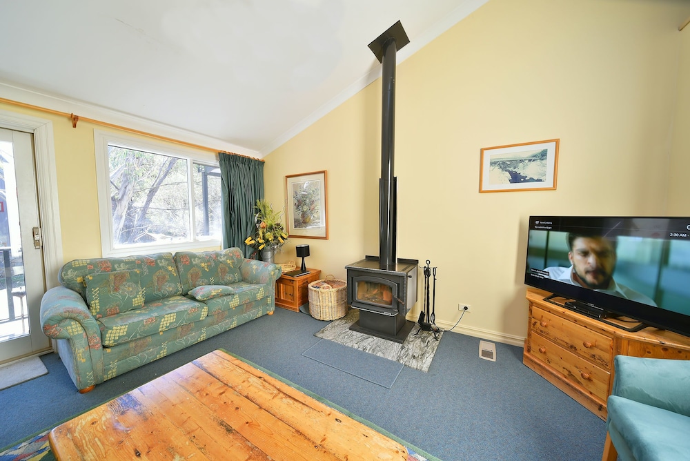 Chalet, 2 Bedrooms plus 1 Loft Bedroom photo 2