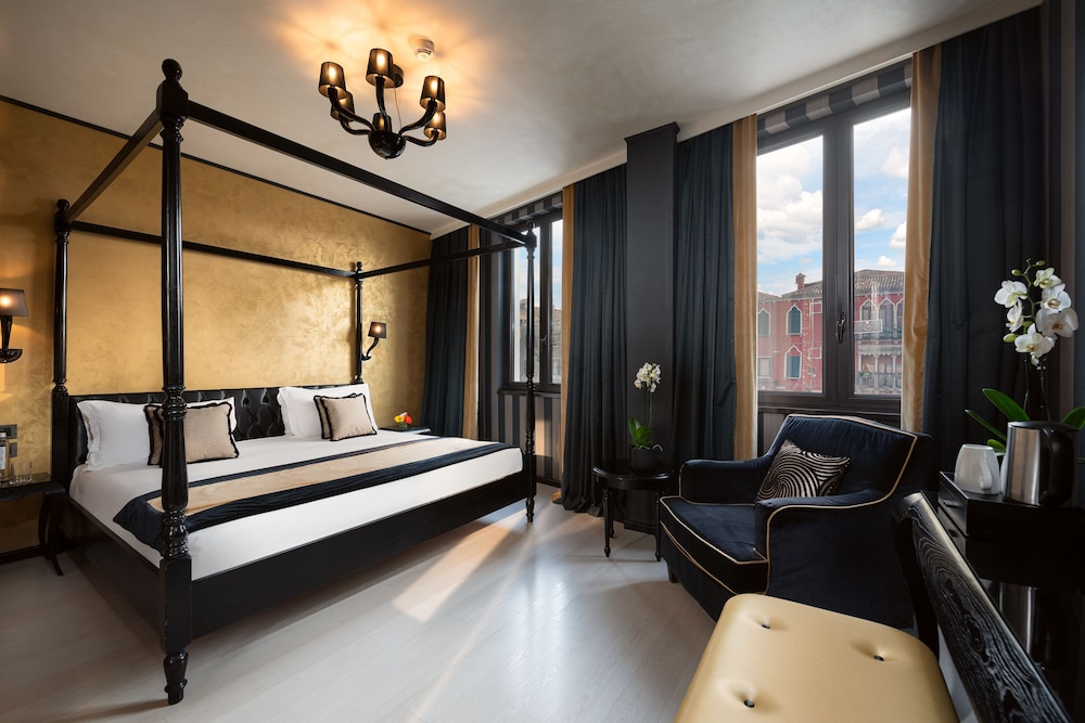 Superior Double or Twin Room, Canal View photo 1