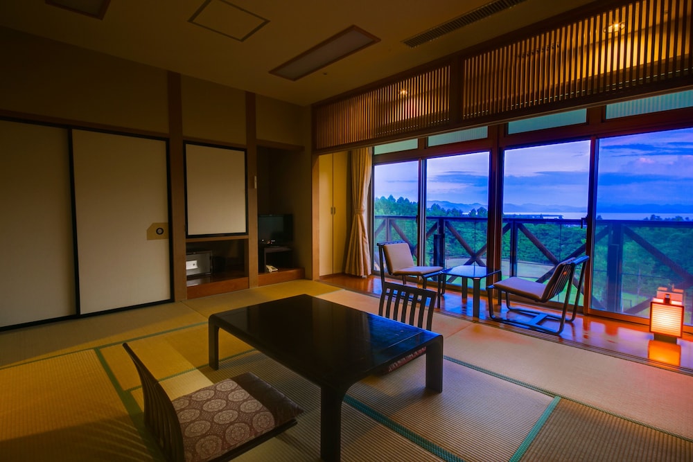 Comfort Japanese Style Room with Private Toilet, 12 Tatami-mats photo 2