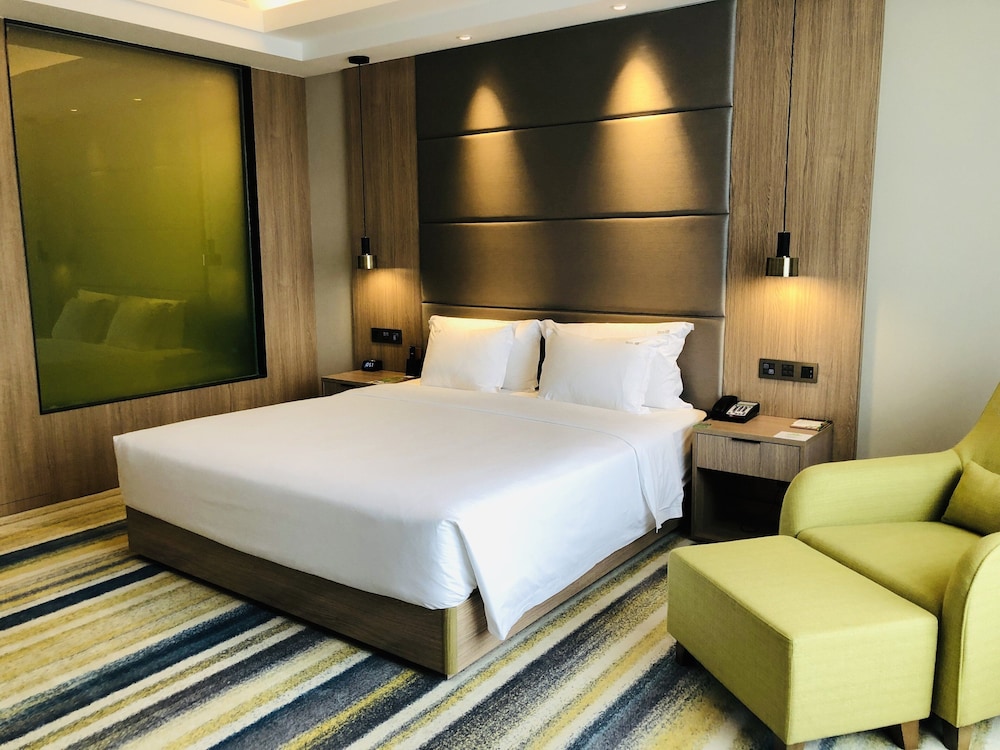 Standard Room, 1 King Bed, Smoking - Photo 6