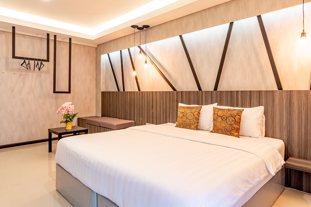 Suite, 1 King Bed with Sofa bed photo 3
