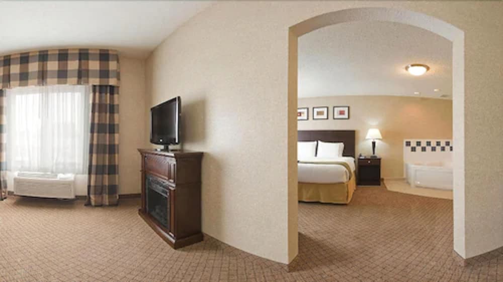 Suite, 1 King Bed - Photo 4