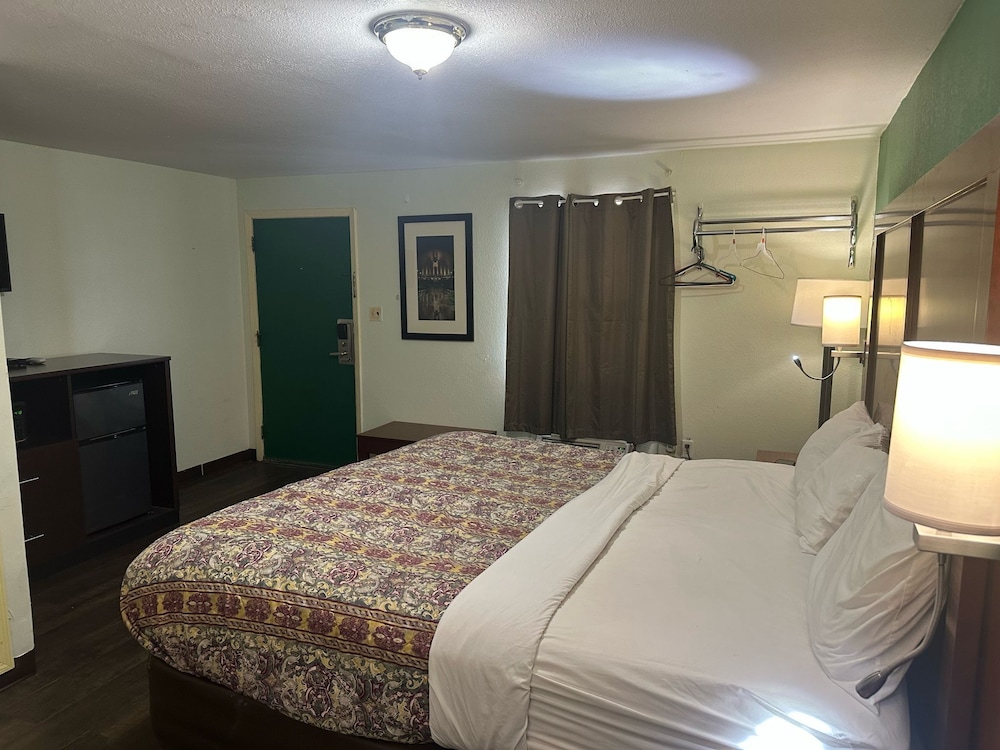 Room, 1 King Bed, Non Smoking - Photo 4