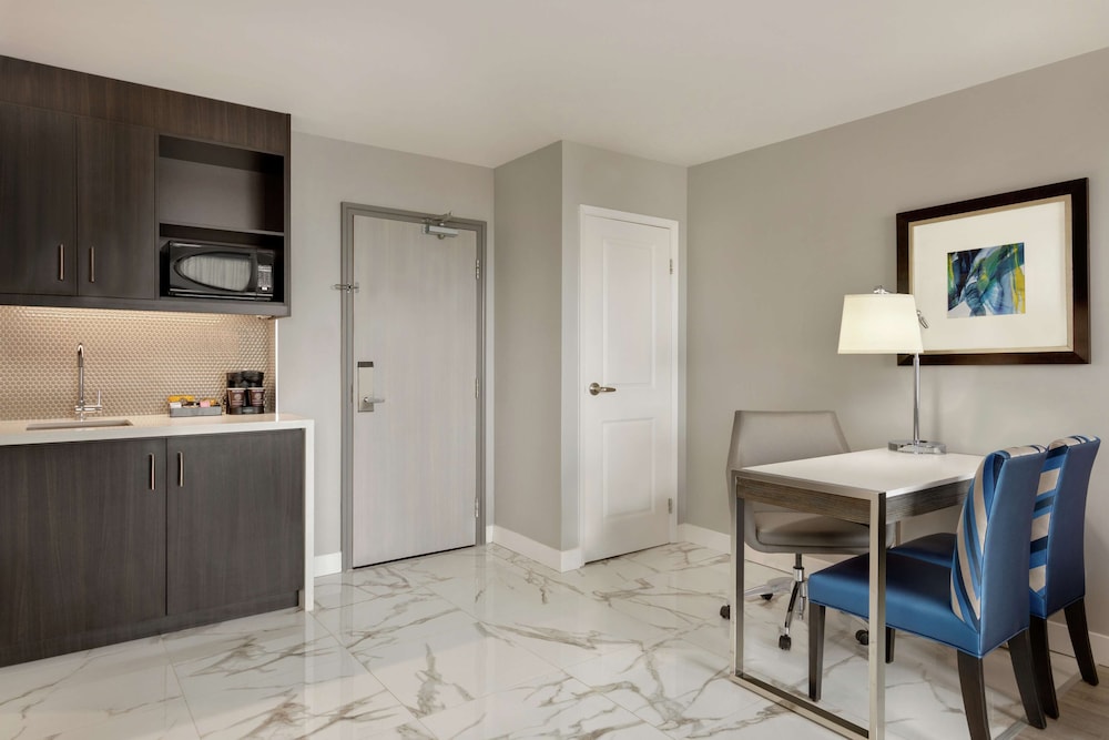 Premium Suite, 1 King Bed - Photo 2