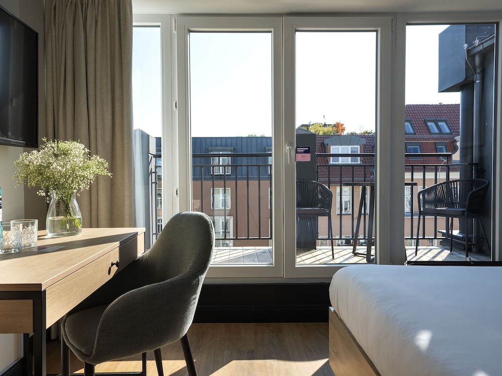Medium Room with Balcony