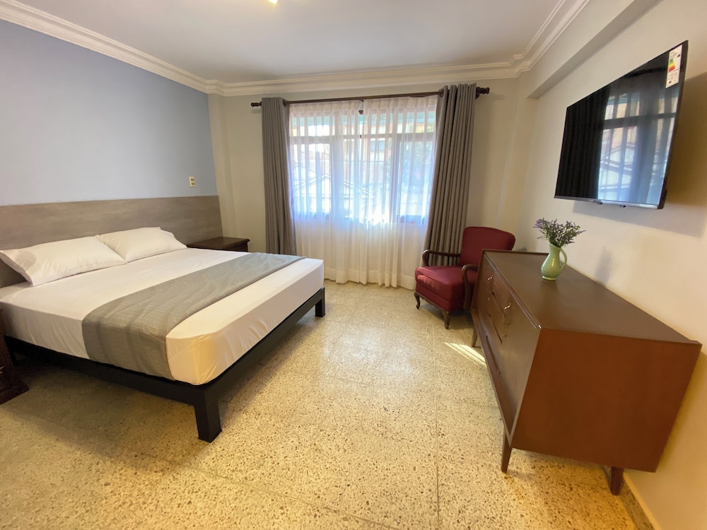 Deluxe Room, 1 Queen Bed photo 2