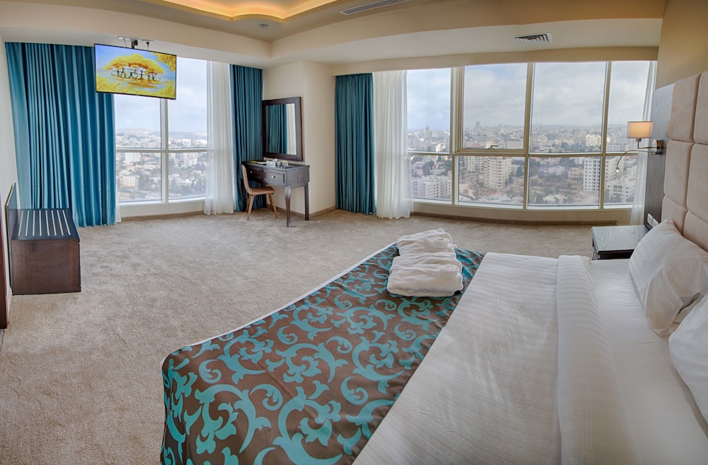 Executive Suite, 1 King Bed, City View photo 2