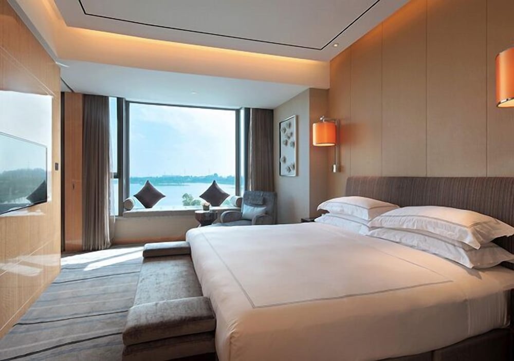 Deluxe Room, 1 King Bed, Lake View