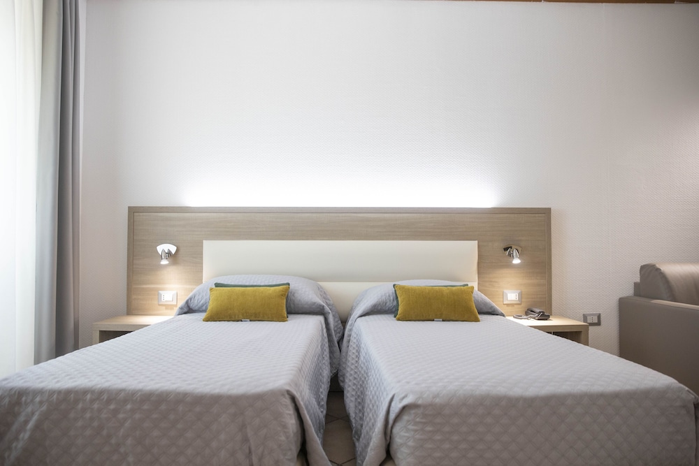 Business Twin Room, 2 Twin Beds - Photo 2
