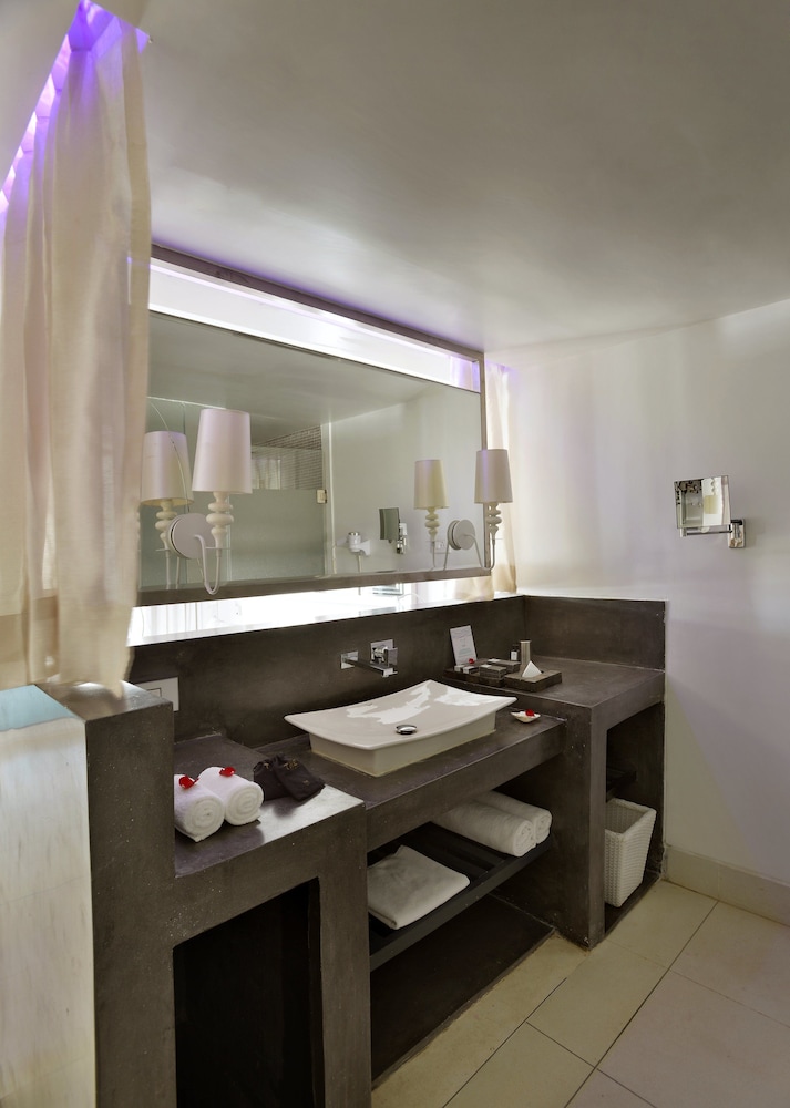 Deluxe Room - Photo 5