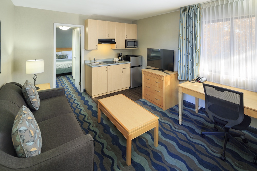 One Bedroom Suite with Kitchenette - Photo 1