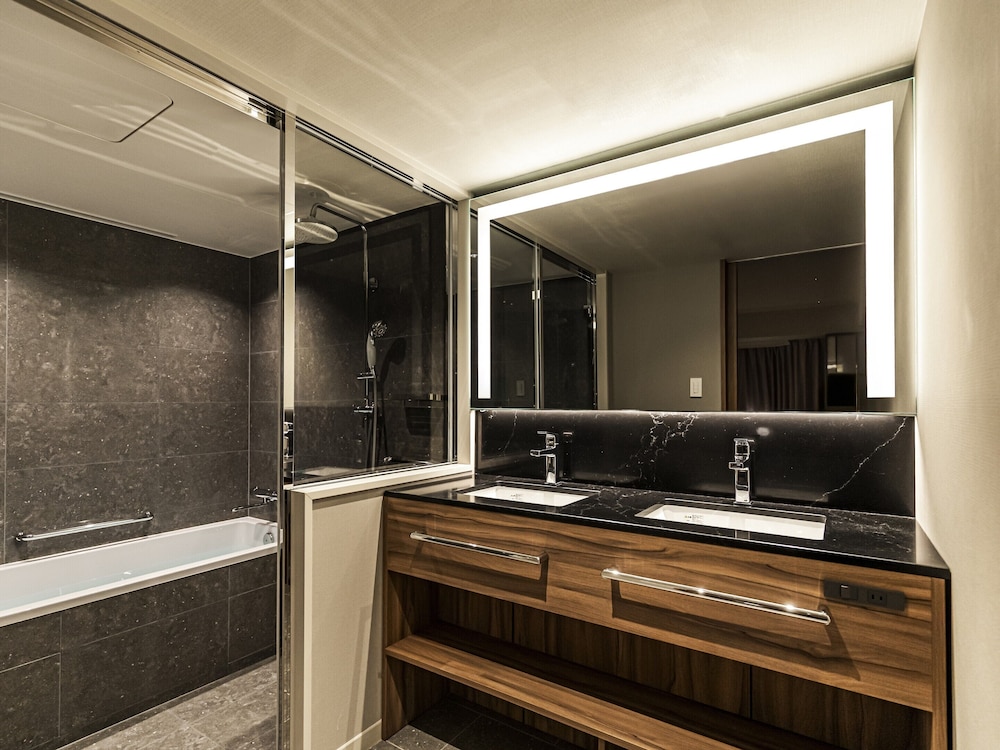 Executive Junior Suite with City Side with 1Extra Bed (3 adults), Non Smoking thumbnail 6