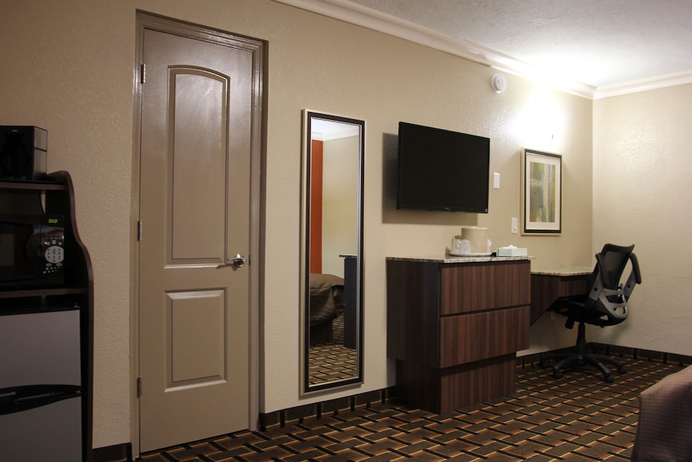 Standard Room, 1 Queen Bed, Non Smoking photo 3