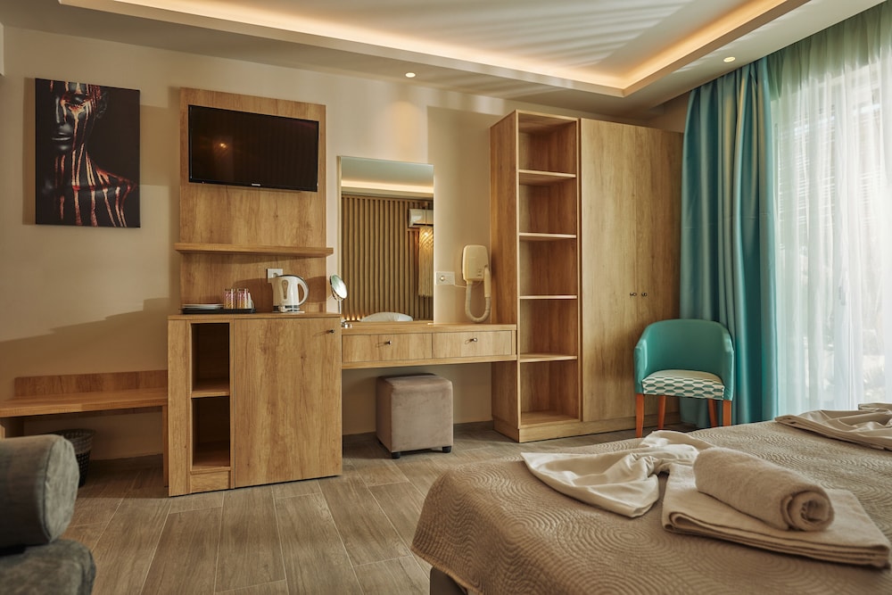 Junior Suite, Pool View - Photo 6