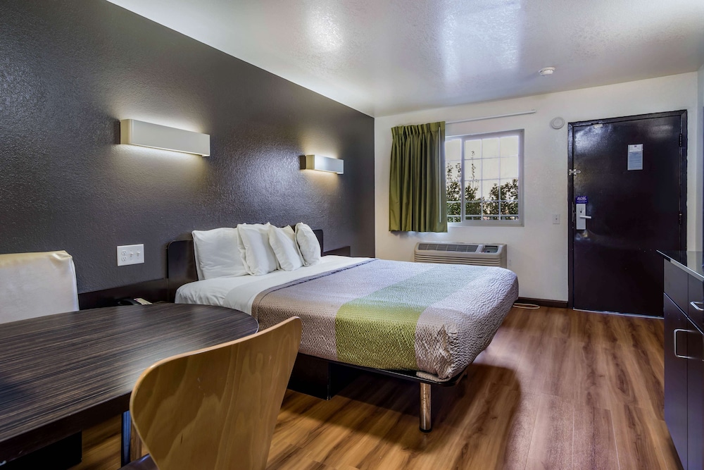 Standard Room, 1 King Bed, Non Smoking, Kitchenette - Photo 1