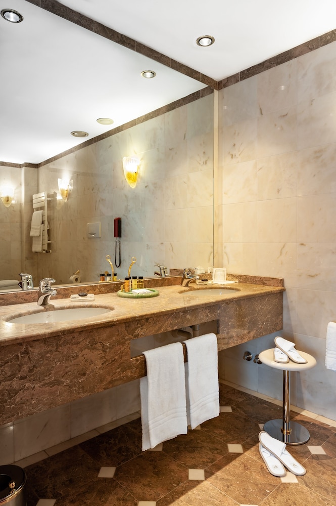 Luxury Suite - Photo 8