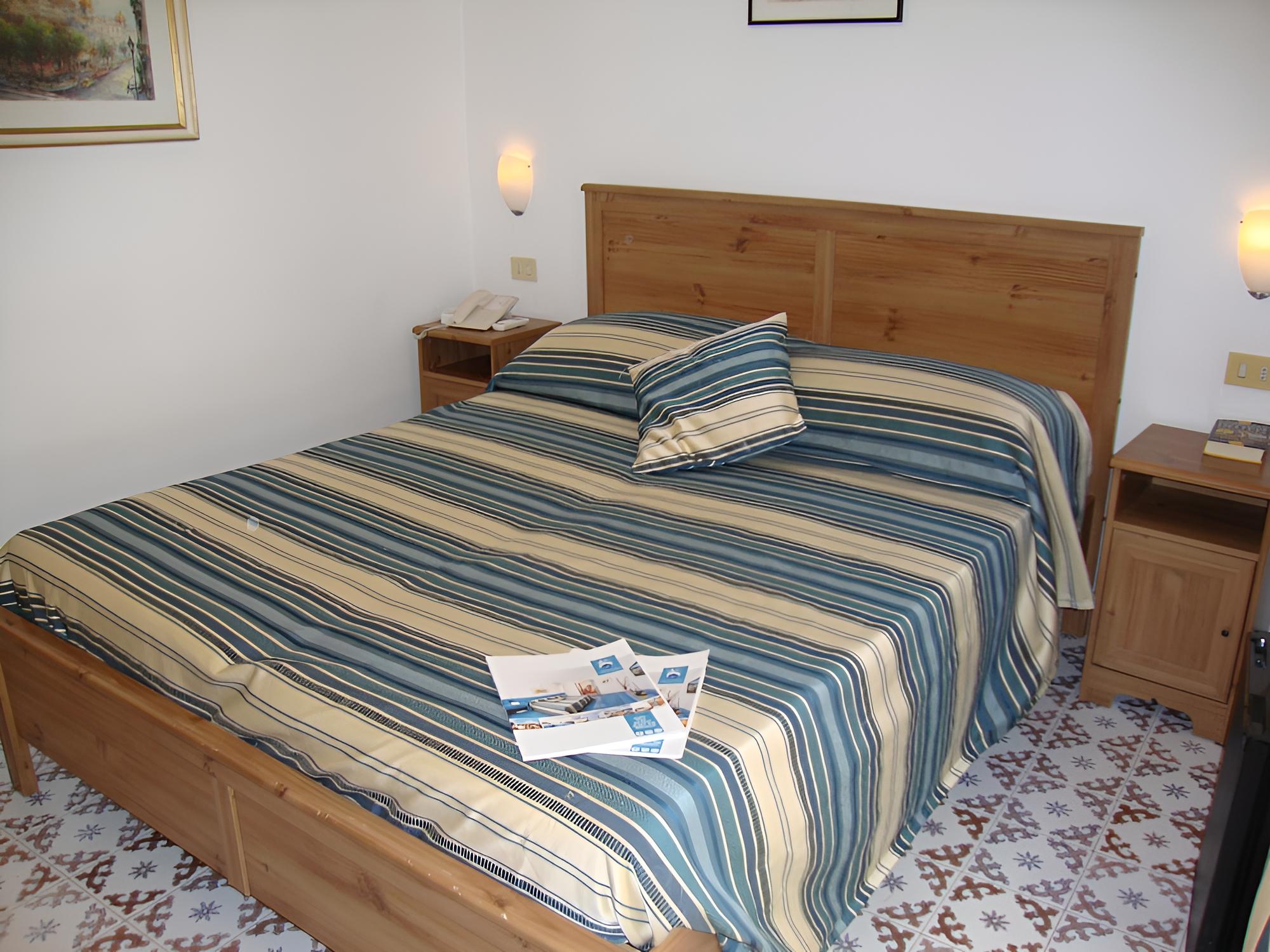 Standard Double Room, 1 Double Bed, Private Bathroom, Mountainside photo 2
