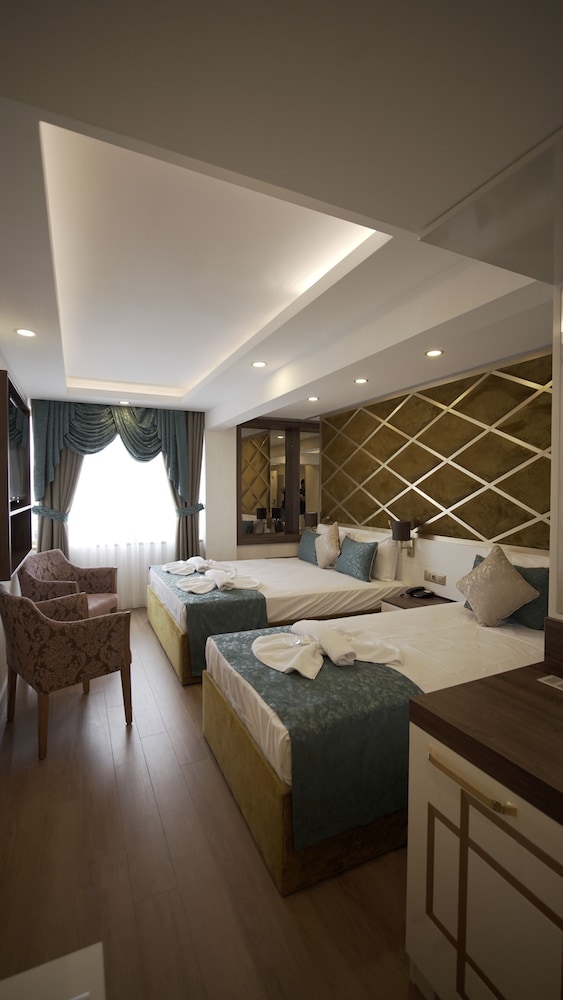 Standard Triple Room, City View photo 1