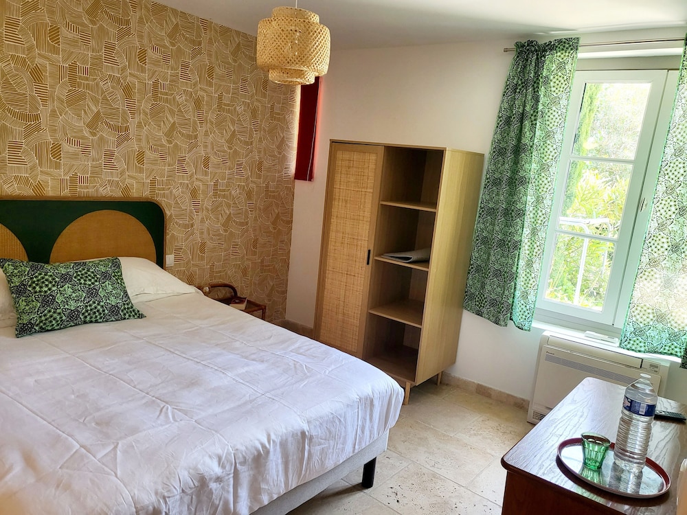 Deluxe Room, 1 Queen Bed, Non Smoking, Private Bathroom photo 1