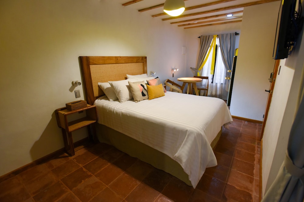 Standard Room, 1 Queen Bed, Courtyard Area