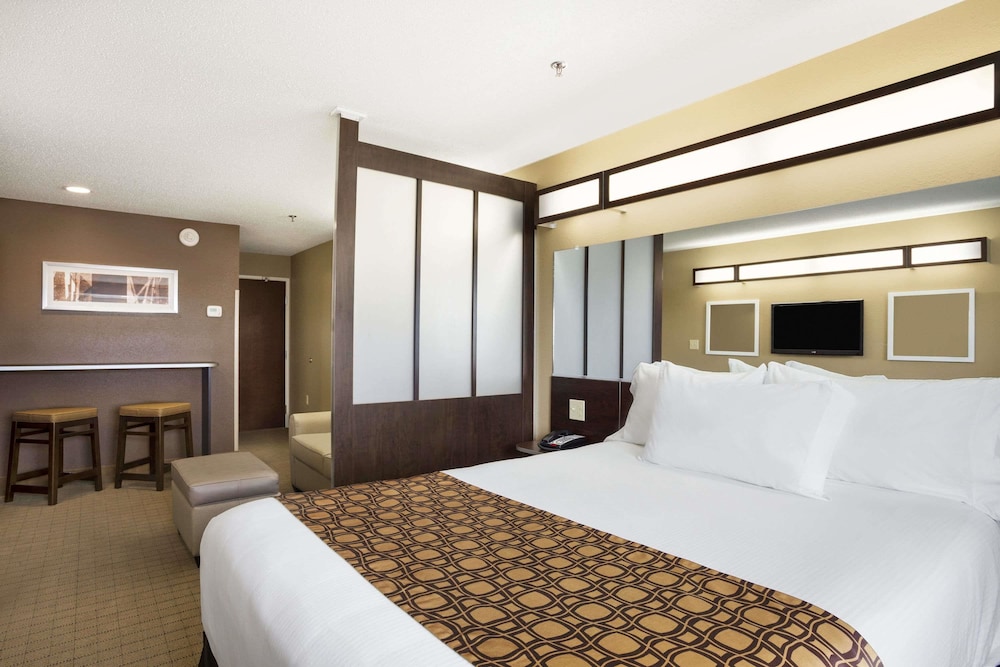 Studio Suite, 1 Queen Bed, Non Smoking - Photo 2