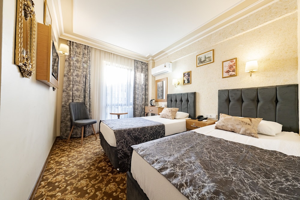 Standard Room with City View and French Balcony (Twin Bed) - Photo 12