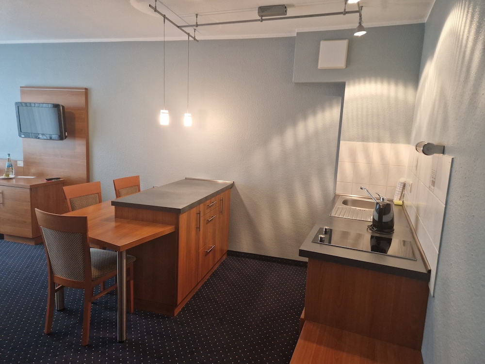 Suite, 1 Bedroom (with Kitchen Area) - Photo 2