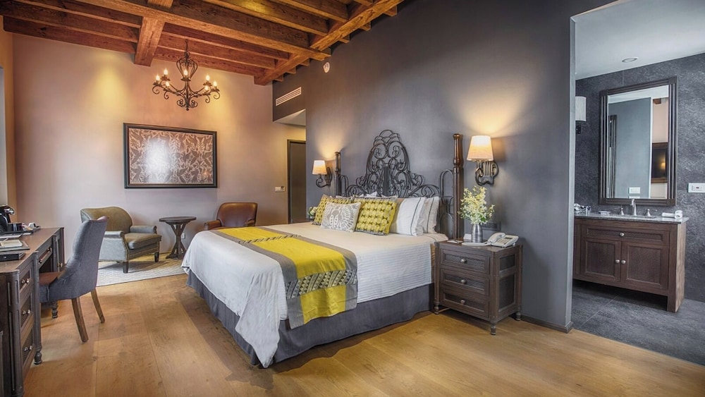 Junior Suite, 1 King Bed, City View thumbnail 5