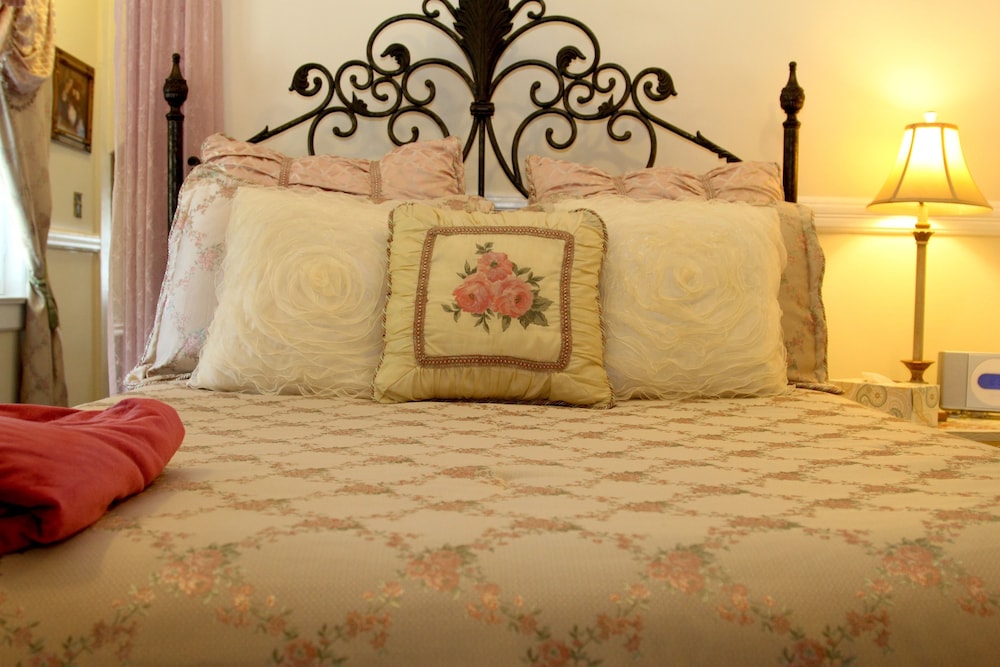 Rose Garden Suite (Pets Not Allowed)