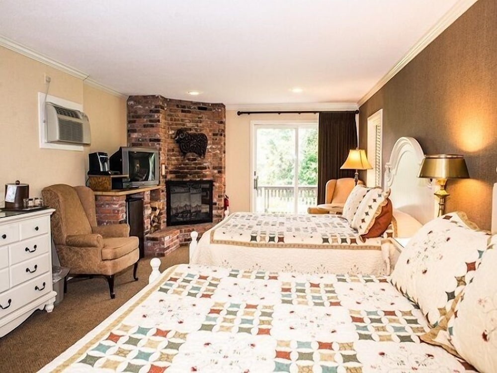 Deluxe Double Queen - Fireplace