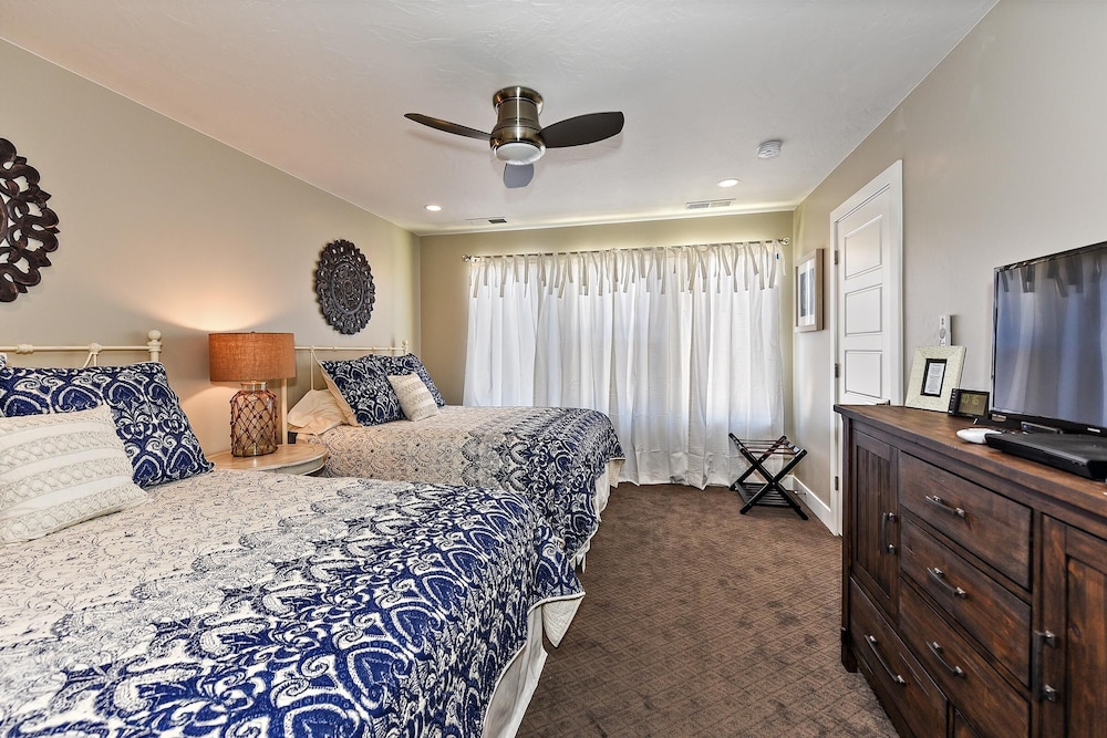 House, Multiple Beds, Golf View (Retreat On The Green) photo 2