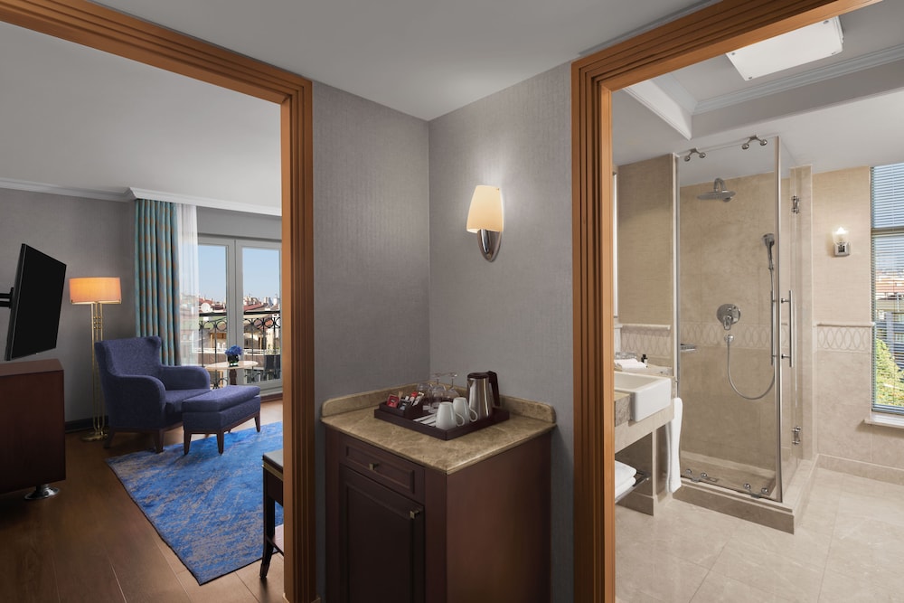 Deluxe Room, 1 King Bed, City View - Photo 5