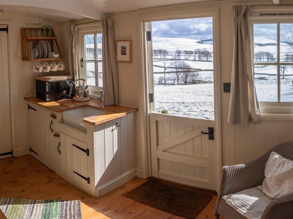 Romantic Room, Ensuite (The Hut on the Hill) photo 2